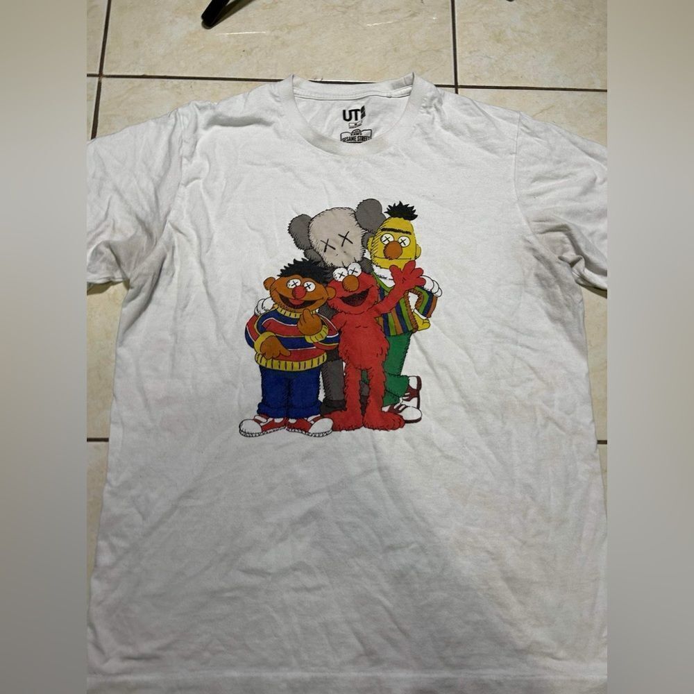Kaws x Uniqlo Sesame Street Elmo Bert Ernie Tee Shirt Men’s Size M - Picture 5 of 9
